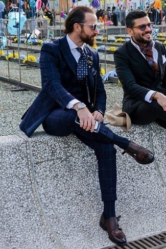 Dunkelbraune Doppelmonks aus Leder kombinieren – 500+ Herren Outfits warm Wetter: Kombinieren Sie einen dunkelblauen Dreiteiler mit Karomuster mit einem weißen Businesshemd für einen stilvollen, eleganten Look. Fühlen Sie sich ideenreich? Vervollständigen Sie Ihr Outfit mit dunkelbraunen Doppelmonks aus Leder.