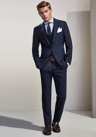 Dreiteiler kombinieren – 500+ Herren Outfits: Entscheiden Sie sich für einen klassischen Stil in einem Dreiteiler und einem hellblauen Businesshemd. Fühlen Sie sich ideenreich? Komplettieren Sie Ihr Outfit mit dunkelbraunen Doppelmonks aus Leder.