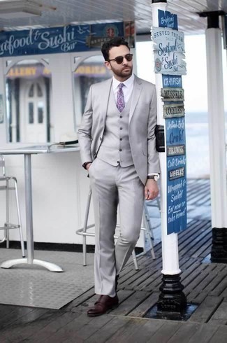 Hellviolette Krawatte kombinieren – 412 Herren Outfits: Paaren Sie einen grauen Dreiteiler mit einer hellvioletten Krawatte für eine klassischen und verfeinerte Silhouette. Fühlen Sie sich ideenreich? Wählen Sie dunkelroten Doppelmonks aus Leder.