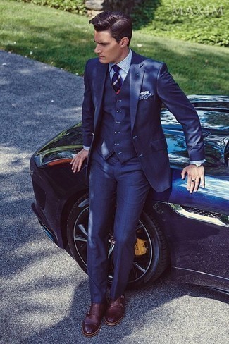 Blaue horizontal gestreifte Krawatte kombinieren – 500+ Herren Outfits: Machen Sie sich mit einem dunkelblauen Dreiteiler und einer blauen horizontal gestreiften Krawatte einen verfeinerten, eleganten Stil zu Nutze. Wenn Sie nicht durch und durch formal auftreten möchten, vervollständigen Sie Ihr Outfit mit dunkelroten Doppelmonks aus Leder.