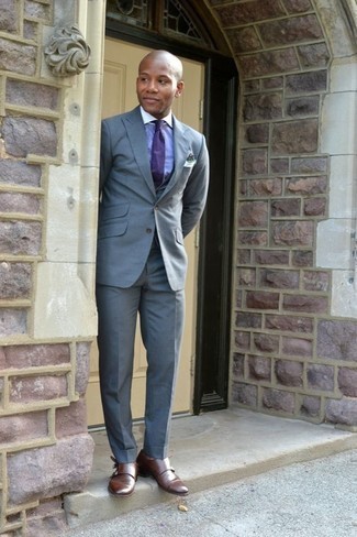 grauer Dreiteiler, hellviolettes vertikal gestreiftes Businesshemd, braune Doppelmonks aus Leder, violette Krawatte für Herren