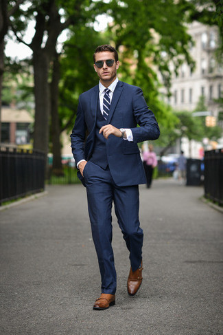 30 Jährige: Blaue Sonnenbrille kombinieren – 139 Elegante Herren Outfits: Tragen Sie einen dunkelblauen Dreiteiler und eine blaue Sonnenbrille für ein großartiges Wochenend-Outfit. Ergänzen Sie Ihr Outfit mit rotbraunen Doppelmonks aus Leder, um Ihr Modebewusstsein zu zeigen.