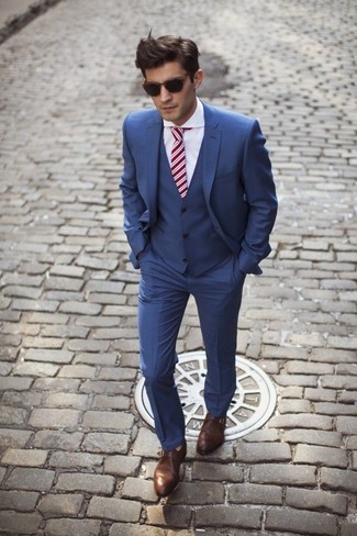 30 Jährige: Rote und dunkelblaue vertikal gestreifte Krawatte kombinieren – 18 Elegante Herren Outfits warm Wetter: Entscheiden Sie sich für einen blauen Dreiteiler und eine rote und dunkelblaue vertikal gestreifte Krawatte für einen stilvollen, eleganten Look. Fühlen Sie sich ideenreich? Wählen Sie braunen Doppelmonks aus Leder.