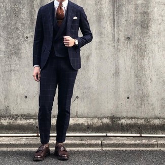 Rotbraune Krawatte kombinieren – 500+ Herren Outfits: Kombinieren Sie einen dunkelblauen Dreiteiler mit Karomuster mit einer rotbraunen Krawatte für einen stilvollen, eleganten Look. Dunkelbraune Doppelmonks aus Leder verleihen einem klassischen Look eine neue Dimension.