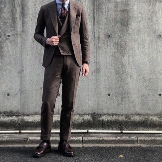 30 Jährige: Braune Monks kombinieren – 500+ Elegante Herren Outfits: Vereinigen Sie einen braunen Dreiteiler mit einem hellblauen Businesshemd für einen stilvollen, eleganten Look. Wenn Sie nicht durch und durch formal auftreten möchten, komplettieren Sie Ihr Outfit mit braunen Monks.