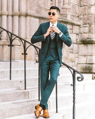 Olivgrüne Krawatte kombinieren – 500+ Elegante Herren Outfits: Entscheiden Sie sich für einen klassischen Stil in einem dunkelgrünen Dreiteiler und einer olivgrünen Krawatte. Warum kombinieren Sie Ihr Outfit für einen legereren Auftritt nicht mal mit rotbraunen Doppelmonks aus Leder?