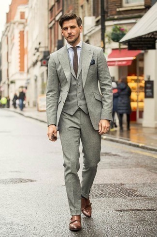 Braune Doppelmonks aus Leder kombinieren – 824+ Herren Outfits: Etwas Einfaches wie die Wahl von einem grauen Dreiteiler und einem hellblauen Businesshemd kann Sie von der Menge abheben. Bringen Sie die Dinge durcheinander, indem Sie braunen Doppelmonks aus Leder mit diesem Outfit tragen.