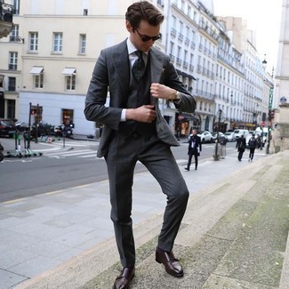 30 Jährige: Schwarze Lederuhr kombinieren – 500+ Elegante Herren Outfits: Kombinieren Sie einen dunkelgrauen Dreiteiler mit einer schwarzen Lederuhr für ein Alltagsoutfit, das Charakter und Persönlichkeit ausstrahlt. Fühlen Sie sich mutig? Komplettieren Sie Ihr Outfit mit dunkelbraunen Doppelmonks aus Leder.