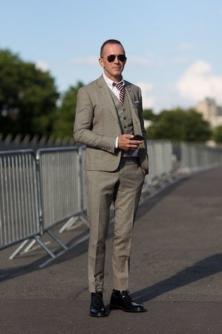 40 Jährige: Krawatte kombinieren – 83 Elegante Frühling Herren Outfits: Kombinieren Sie einen grauen Dreiteiler mit Schottenmuster mit einer Krawatte, um vor Klasse und Perfektion zu strotzen. Fühlen Sie sich ideenreich? Entscheiden Sie sich für eine schwarze Lederfreizeitstiefel. Schon ergibt sich ein toller Frühlings-Look.