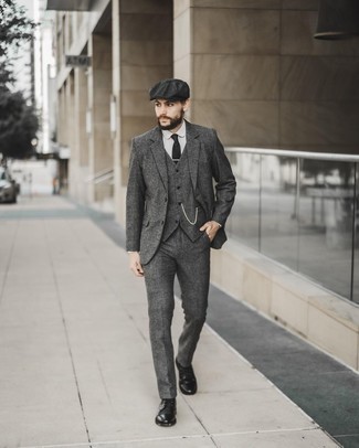 Grauen Wollanzug kombinieren – 411 Herren Outfits: Kombinieren Sie einen grauen Wollanzug mit einem weißen Businesshemd für einen stilvollen, eleganten Look. Eine schwarze Lederfreizeitstiefel verleihen einem klassischen Look eine neue Dimension.