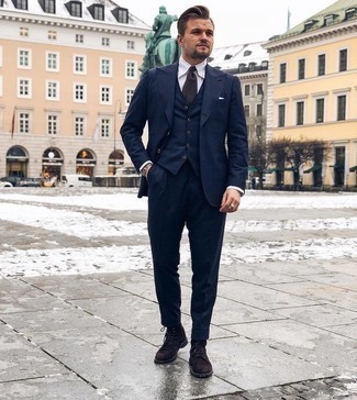 Dunkelbraune Krawatte kombinieren – 500+ Herren Outfits: Entscheiden Sie sich für einen dunkelblauen Dreiteiler und eine dunkelbraune Krawatte für einen stilvollen, eleganten Look. Fühlen Sie sich ideenreich? Ergänzen Sie Ihr Outfit mit einer dunkelbraunen Wildlederfreizeitstiefeln.