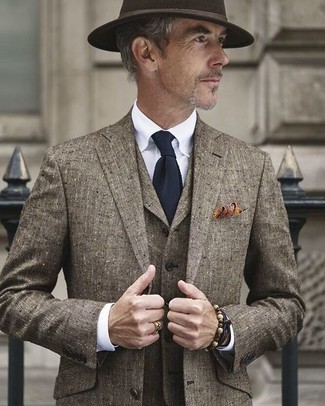 60 Jährige: Dunkelblaue Strick Krawatte kombinieren – 1 Elegante Sommer Herren Outfits: Entscheiden Sie sich für einen klassischen Stil in einem braunen Dreiteiler und einer dunkelblauen Strick Krawatte. Ein stylischer Sommer-Look.