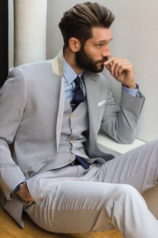 Grauen Dreiteiler kombinieren – 187 Herren Outfits: Entscheiden Sie sich für einen grauen Dreiteiler und ein hellblaues Businesshemd, um vor Klasse und Perfektion zu strotzen.
