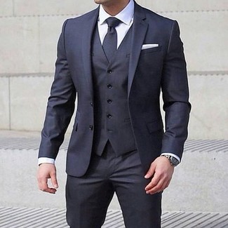 30 Jährige: Graue Krawatte kombinieren – 273 Elegante Sommer Herren Outfits: Tragen Sie einen dunkelgrauen Dreiteiler und eine graue Krawatte, um vor Klasse und Perfektion zu strotzen. Dieses Outfit ist perfekt für den Sommer geeignet.