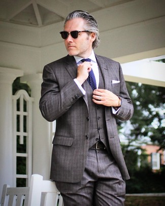 Grauen Anzug mit Karomuster kombinieren – 243 Herren Outfits: Kombinieren Sie einen grauen Anzug mit Karomuster mit einem weißen Businesshemd für einen stilvollen, eleganten Look.