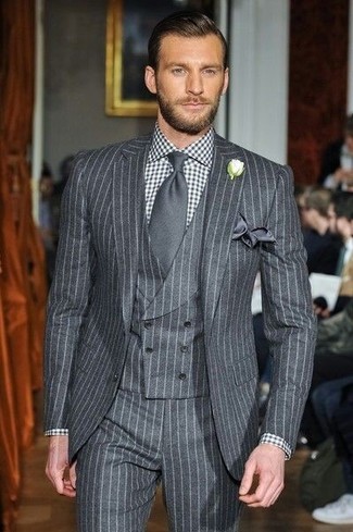 30 Jährige: Dunkelgraue Krawatte kombinieren – 340 Sommer Herren Outfits: Entscheiden Sie sich für einen grauen vertikal gestreiften Dreiteiler und eine dunkelgraue Krawatte für einen stilvollen, eleganten Look. Das Outfit ist ja Sommer pur.