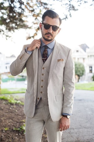 Beige Einstecktuch kombinieren – 500+ Herren Outfits: Kombinieren Sie einen hellbeige Dreiteiler aus Seersucker mit einem beige Einstecktuch für einen bequemen Alltags-Look.