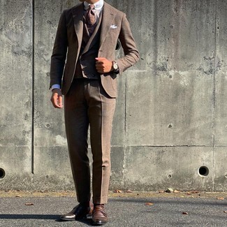 Dunkelrote Krawatte mit Paisley-Muster kombinieren – 88 Herren Outfits: Entscheiden Sie sich für einen braunen Dreiteiler und eine dunkelrote Krawatte mit Paisley-Muster für einen stilvollen, eleganten Look. Wenn Sie nicht durch und durch formal auftreten möchten, komplettieren Sie Ihr Outfit mit braunen Monks aus Leder.
