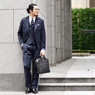 Schwarze Leder Oxford Schuhe kombinieren – 500+ Herren Outfits: Vereinigen Sie einen dunkelblauen vertikal gestreiften Dreiteiler mit einem weißen Businesshemd für einen stilvollen, eleganten Look. Schwarze Leder Oxford Schuhe sind eine perfekte Wahl, um dieses Outfit zu vervollständigen.