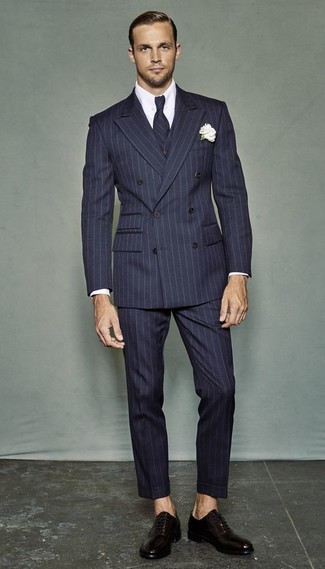 Blaue vertikal gestreifte Krawatte kombinieren – 110 Herren Outfits: Tragen Sie einen dunkelblauen vertikal gestreiften Dreiteiler und eine blaue vertikal gestreifte Krawatte für einen stilvollen, eleganten Look. Dunkelbraune Leder Oxford Schuhe sind eine kluge Wahl, um dieses Outfit zu vervollständigen.