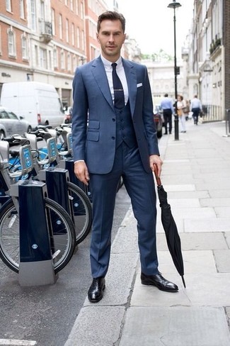 Wie weißes Businesshemd mit schwarzer Leder Oxford Schuhe zu kombinieren – 417 Herren Outfits: Paaren Sie ein weißes Businesshemd mit einem blauen Dreiteiler für eine klassischen und verfeinerte Silhouette. Schwarze Leder Oxford Schuhe sind eine gute Wahl, um dieses Outfit zu vervollständigen.