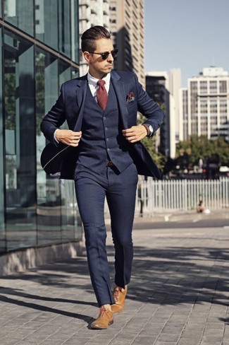 Rote vertikal gestreifte Krawatte kombinieren – 56 Herren Outfits: Entscheiden Sie sich für einen dunkelblauen Dreiteiler und eine rote vertikal gestreifte Krawatte für einen stilvollen, eleganten Look. Fühlen Sie sich ideenreich? Vervollständigen Sie Ihr Outfit mit beige Leder Oxford Schuhen.