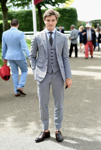 Welche Oxford Schuhe mit dunkelgrauen Anzuges zu tragen – 408 Herren Outfits: Kombinieren Sie einen dunkelgrauen Anzug mit einem hellblauen Businesshemd für eine klassischen und verfeinerte Silhouette. Oxford Schuhe sind eine gute Wahl, um dieses Outfit zu vervollständigen.