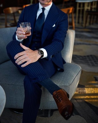 30 Jährige: Blauen Dreiteiler kombinieren – 203 Elegante Herren Outfits: Erwägen Sie das Tragen von einem blauen Dreiteiler und einem weißen Businesshemd für einen stilvollen, eleganten Look. Braune Leder Oxford Schuhe sind eine großartige Wahl, um dieses Outfit zu vervollständigen.