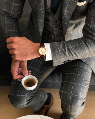 Dunkelgrauen Anzug mit Karomuster kombinieren – 243 Herren Outfits: Kombinieren Sie einen dunkelgrauen Anzug mit Karomuster mit einem weißen Businesshemd für eine klassischen und verfeinerte Silhouette. Komplettieren Sie Ihr Outfit mit braunen Leder Oxford Schuhen.