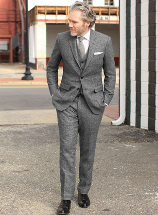 Grauen Wollanzug kombinieren – 411 Herren Outfits: Tragen Sie einen grauen Wollanzug und ein weißes Businesshemd, um vor Klasse und Perfektion zu strotzen. Ergänzen Sie Ihr Look mit schwarzen Leder Oxford Schuhen.