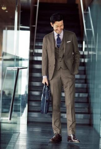 Welche Oxford Schuhe mit weißen und dunkelblauen Businesshemdes zu tragen – 500+ Elegante Herren Outfits: Kombinieren Sie ein weißes und dunkelblaues Businesshemd mit einem braunen Dreiteiler für einen stilvollen, eleganten Look. Oxford Schuhe sind eine großartige Wahl, um dieses Outfit zu vervollständigen.