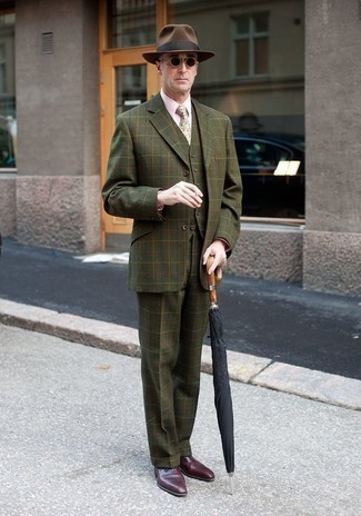 Hellbeige bedruckte Krawatte kombinieren – 74 Herren Outfits: Entscheiden Sie sich für einen olivgrünen Dreiteiler und eine hellbeige bedruckte Krawatte für eine klassischen und verfeinerte Silhouette. Suchen Sie nach leichtem Schuhwerk? Komplettieren Sie Ihr Outfit mit dunkelroten Leder Oxford Schuhen für den Tag.