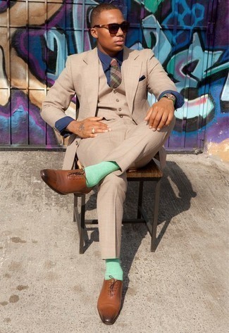 Mintgrüne Socken kombinieren – 100 Herren Outfits: Tragen Sie einen beige Dreiteiler und mintgrünen Socken, um mühelos alles zu meistern, was auch immer der Tag bringen mag. Braune Leder Oxford Schuhe bringen Eleganz zu einem ansonsten schlichten Look.