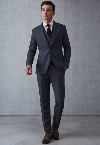 30 Jährige: Dunkelblauen Dreiteiler kombinieren – 207 Herren Outfits: Vereinigen Sie einen dunkelblauen Dreiteiler mit einem hellbeige vertikal gestreiften Businesshemd für einen stilvollen, eleganten Look. Dunkelbraune Leder Oxford Schuhe sind eine kluge Wahl, um dieses Outfit zu vervollständigen.