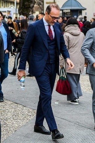 Rote und dunkelblaue bedruckte Krawatte kombinieren – 217 Herren Outfits: Etwas Einfaches wie die Wahl von einem dunkelblauen Dreiteiler und einer roten und dunkelblauen bedruckten Krawatte kann Sie von der Menge abheben. Fühlen Sie sich ideenreich? Wählen Sie schwarzen Leder Oxford Schuhe.