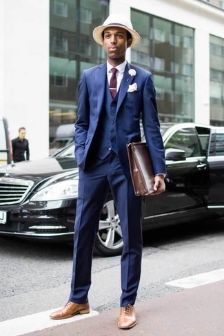 Dunkelrote Krawatte kombinieren – 500+ Herren Outfits: Etwas Einfaches wie die Wahl von einem blauen Dreiteiler und einer dunkelroten Krawatte kann Sie von der Menge abheben. Wählen Sie die legere Option mit beige Leder Oxford Schuhen.