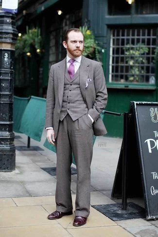 Dunkellila Krawatte kombinieren – 355 Elegante Herren Outfits: Kombinieren Sie einen grauen Dreiteiler mit einer dunkellila Krawatte für einen stilvollen, eleganten Look. Fühlen Sie sich mutig? Komplettieren Sie Ihr Outfit mit dunkelroten Leder Oxford Schuhen.