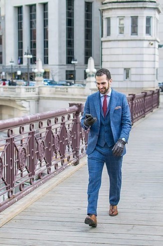 30 Jährige: Beige Leder Oxford Schuhe kombinieren – 31 Elegante Herren Outfits warm Wetter: Paaren Sie einen blauen Dreiteiler mit einem hellblauen Businesshemd für einen stilvollen, eleganten Look. Beige Leder Oxford Schuhe sind eine gute Wahl, um dieses Outfit zu vervollständigen.