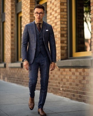 20 Jährige: Beige Businesshemd kombinieren – 5 Elegante Herren Outfits warm Wetter: Kombinieren Sie ein beige Businesshemd mit einem dunkelblauen Dreiteiler für eine klassischen und verfeinerte Silhouette. Braune Leder Oxford Schuhe sind eine gute Wahl, um dieses Outfit zu vervollständigen.