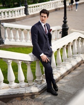30 Jährige: Dunkelrote bedruckte Krawatte kombinieren – 141 Elegante Herren Outfits: Kombinieren Sie einen dunkelblauen Dreiteiler mit einer dunkelroten bedruckten Krawatte für einen stilvollen, eleganten Look. Suchen Sie nach leichtem Schuhwerk? Wählen Sie schwarzen Leder Oxford Schuhe für den Tag.