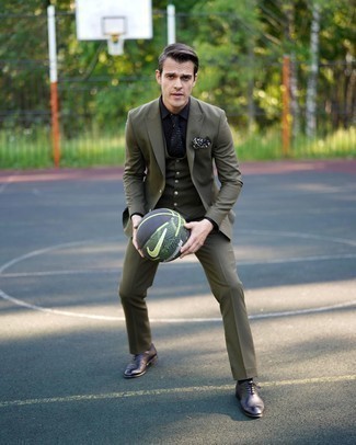 30 Jährige: Dunkelgrünen Anzug kombinieren – 254 Herren Outfits warm Wetter: Kombinieren Sie einen dunkelgrünen Anzug mit einem schwarzen Businesshemd für einen stilvollen, eleganten Look. Ergänzen Sie Ihr Look mit dunkelbraunen Leder Oxford Schuhen.