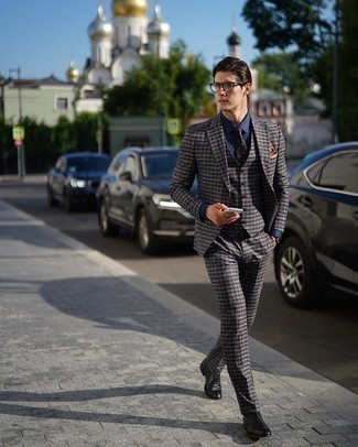 Welche Oxford Schuhe mit grauen Anzuges zu tragen – 355 Elegante Herren Outfits warm Wetter: Entscheiden Sie sich für einen klassischen Stil in einem grauen Anzug und einem dunkelblauen Businesshemd. Oxford Schuhe sind eine großartige Wahl, um dieses Outfit zu vervollständigen.