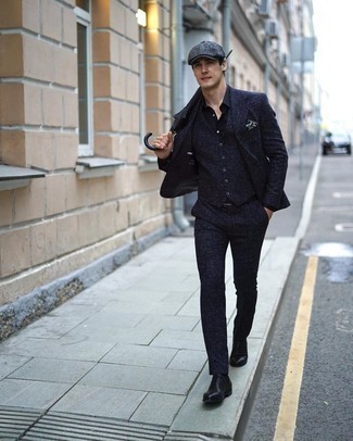 Schwarze Leder Oxford Schuhe kombinieren – 500+ Herren Outfits: Paaren Sie einen dunkelblauen Dreiteiler mit einem schwarzen Businesshemd für einen stilvollen, eleganten Look. Vervollständigen Sie Ihr Look mit schwarzen Leder Oxford Schuhen.