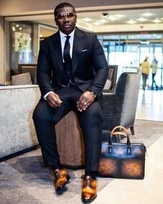 Schwarzen Dreiteiler kombinieren – 71 Herren Outfits: Erwägen Sie das Tragen von einem schwarzen Dreiteiler und einem weißen Businesshemd für einen stilvollen, eleganten Look. Rotbraune Leder Oxford Schuhe sind eine ideale Wahl, um dieses Outfit zu vervollständigen.