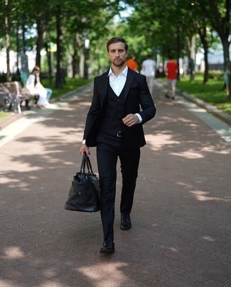 30 Jährige: Schwarze Leder Oxford Schuhe kombinieren – 358 Sommer Herren Outfits: Kombinieren Sie einen dunkelblauen Dreiteiler mit einem weißen Businesshemd für einen stilvollen, eleganten Look. Komplettieren Sie Ihr Outfit mit schwarzen Leder Oxford Schuhen. Schon haben wir ein cooles Outfit im Sommer.