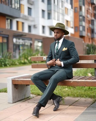 Gelbes Einstecktuch kombinieren – 300 Elegante Herren Outfits warm Wetter: Paaren Sie einen dunkelgrünen Dreiteiler mit einem gelben Einstecktuch für ein großartiges Wochenend-Outfit. Fühlen Sie sich mutig? Vervollständigen Sie Ihr Outfit mit schwarzen Leder Oxford Schuhen.
