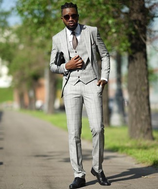 Dunkelbraune gepunktete Krawatte kombinieren – 155 Elegante Herren Outfits: Entscheiden Sie sich für einen klassischen Stil in einem grauen Dreiteiler mit Karomuster und einer dunkelbraunen gepunkteten Krawatte. Schwarze Leder Oxford Schuhe sind eine kluge Wahl, um dieses Outfit zu vervollständigen.