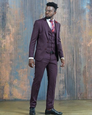 Violetten Anzug kombinieren – 55 Herren Outfits warm Wetter: Kombinieren Sie einen violetten Anzug mit einem weißen Businesshemd, um vor Klasse und Perfektion zu strotzen. Ergänzen Sie Ihr Look mit dunkelblauen Leder Oxford Schuhen.