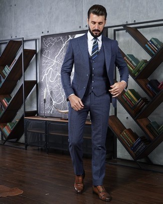 Dunkelblaue und weiße horizontal gestreifte Krawatte kombinieren – 500+ Herren Outfits: Kombinieren Sie einen dunkelblauen Wolldreiteiler mit einer dunkelblauen und weißen horizontal gestreiften Krawatte für eine klassischen und verfeinerte Silhouette. Fühlen Sie sich ideenreich? Vervollständigen Sie Ihr Outfit mit braunen Leder Oxford Schuhen.