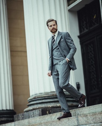 Grauen Dreiteiler kombinieren – 187 Herren Outfits: Vereinigen Sie einen grauen Dreiteiler mit einem weißen Businesshemd für einen stilvollen, eleganten Look. Dunkelbraune Leder Oxford Schuhe sind eine gute Wahl, um dieses Outfit zu vervollständigen.